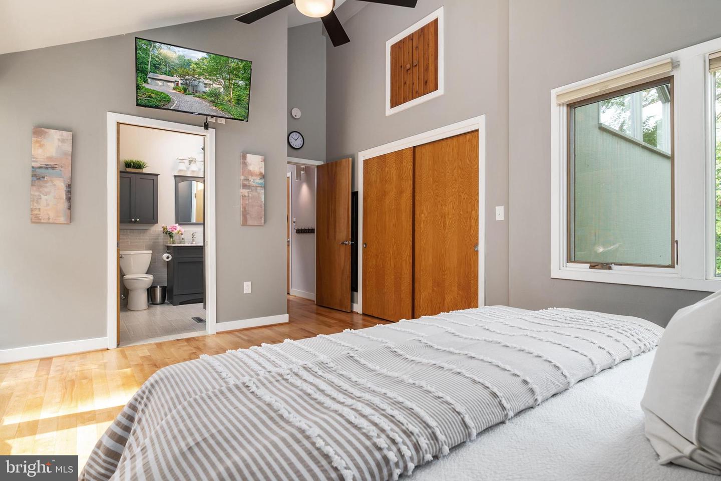 906 Coachway