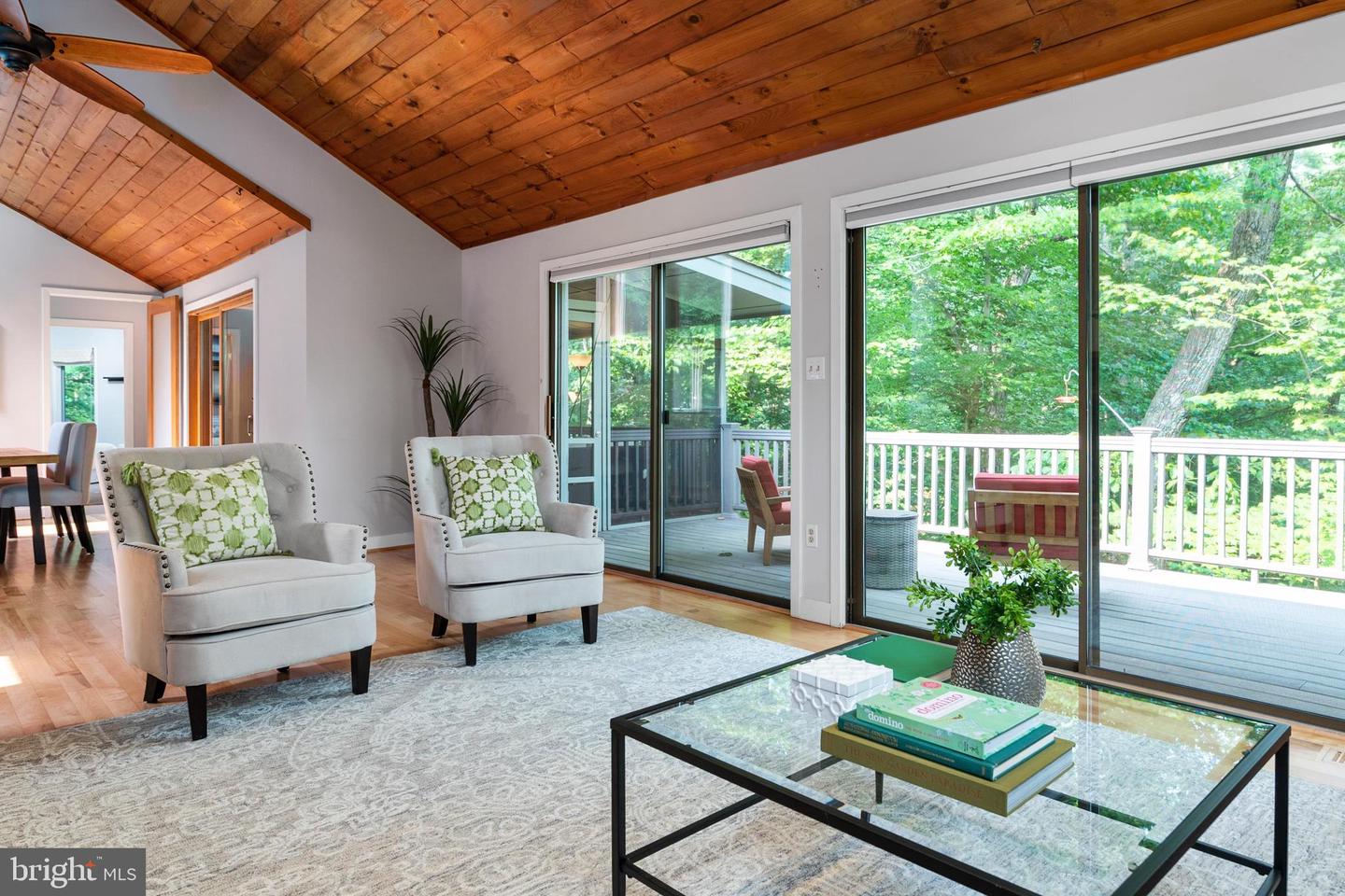 906 Coachway