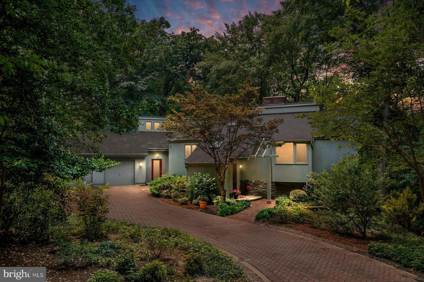 906 Coachway