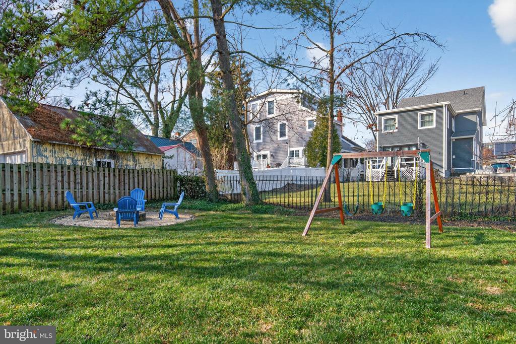25 LOCUST AVENUE