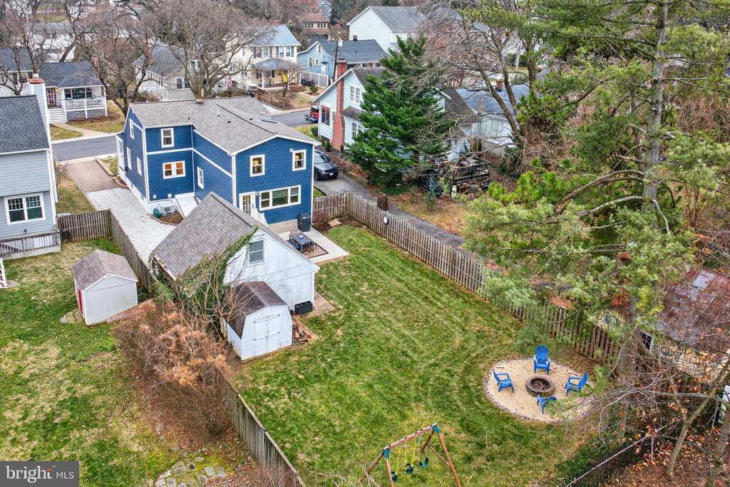 25 LOCUST AVENUE