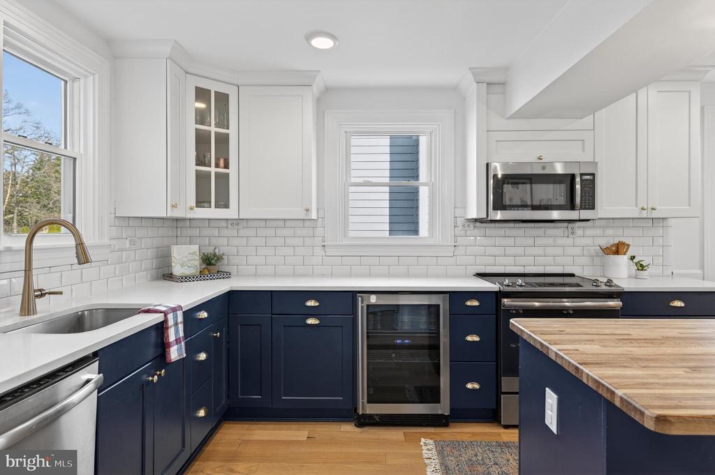 25 LOCUST AVENUE