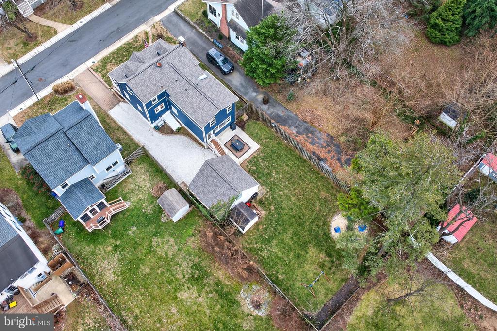 25 LOCUST AVENUE