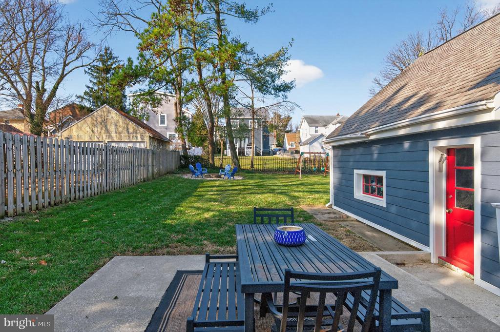 25 LOCUST AVENUE