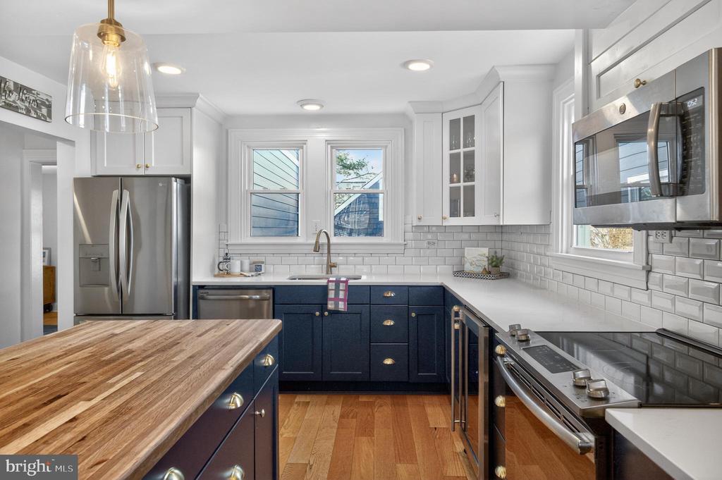 25 LOCUST AVENUE