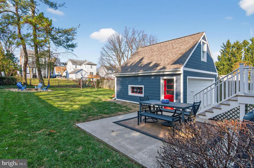 25 LOCUST AVENUE
