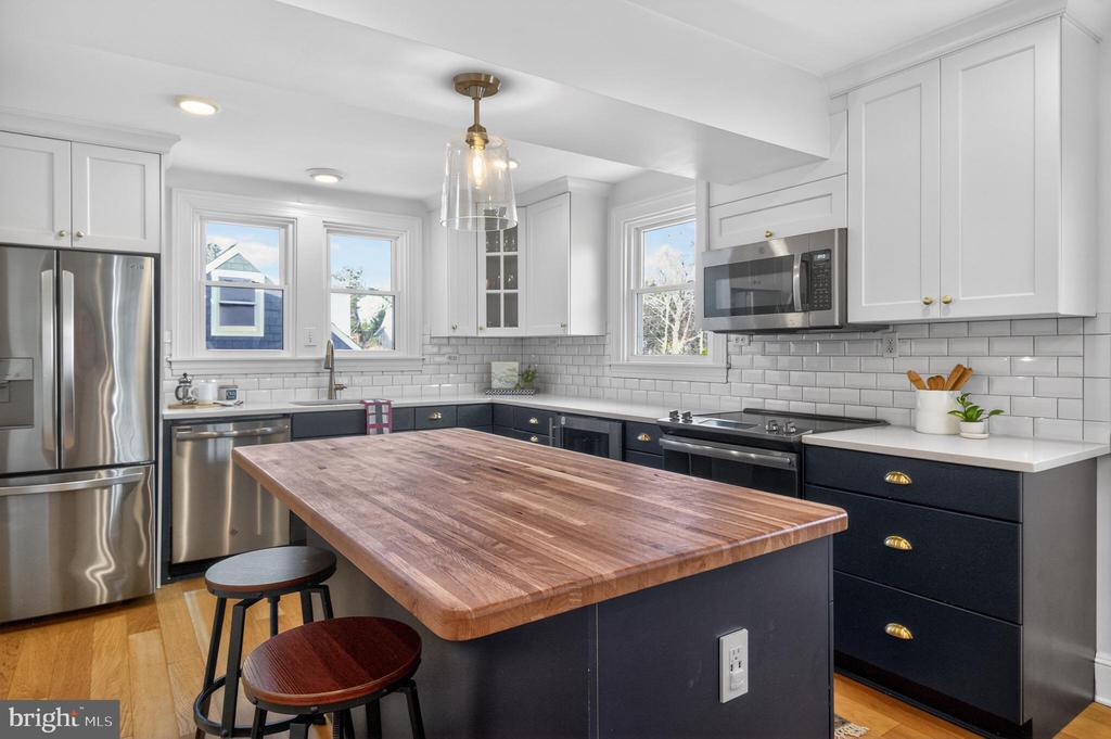 25 LOCUST AVENUE