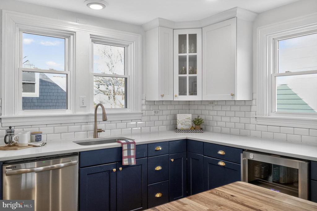 25 LOCUST AVENUE