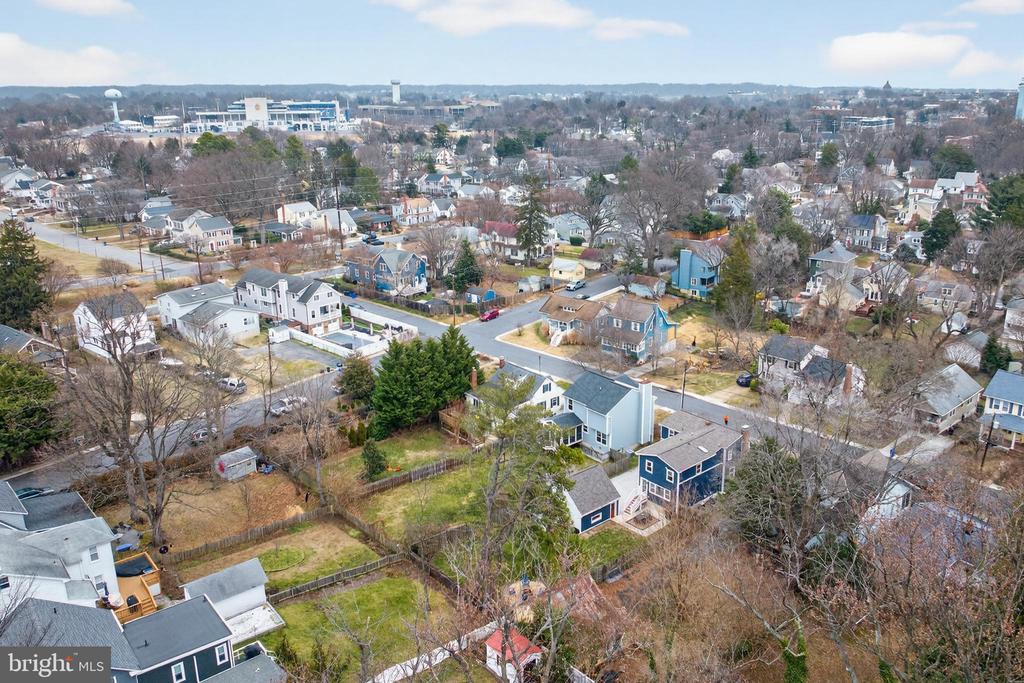 25 LOCUST AVENUE