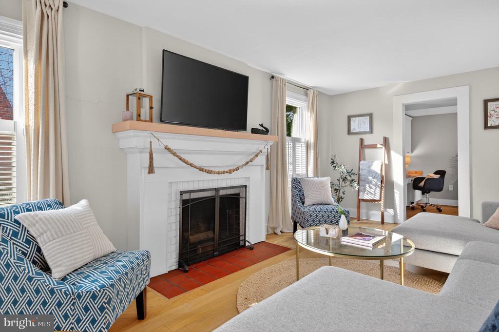 25 LOCUST AVENUE