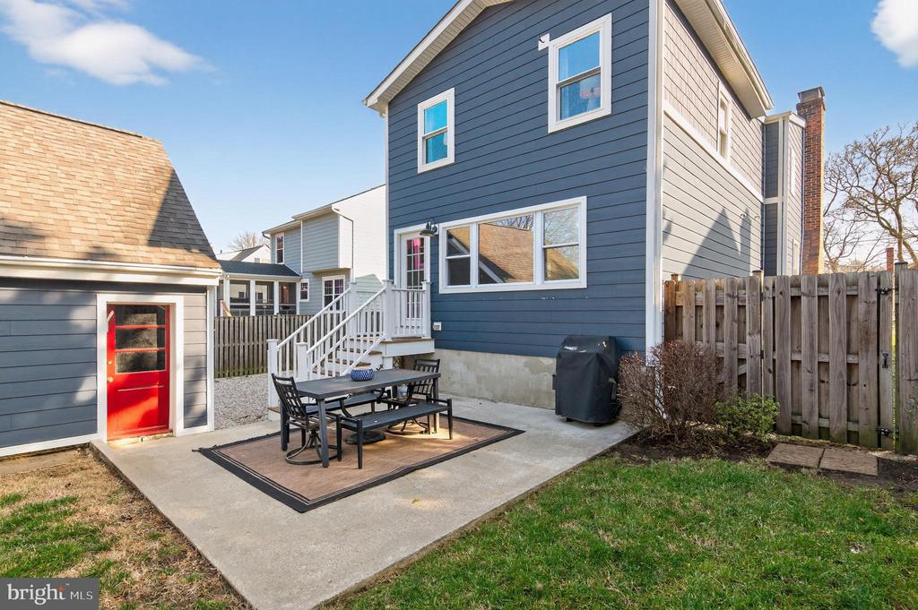 25 LOCUST AVENUE