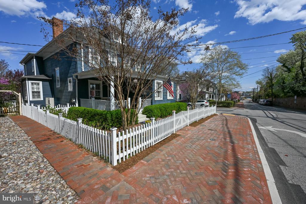 98 DUKE OF GLOUCESTER STREET