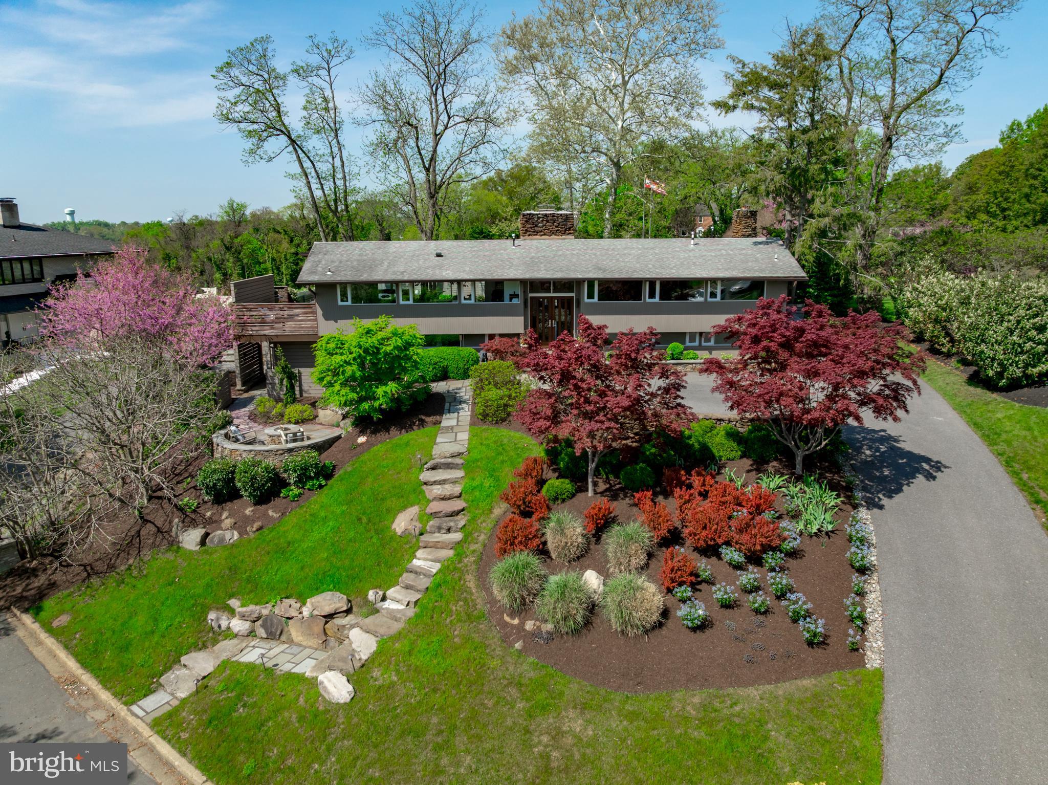 1924 THOMAS DRIVE