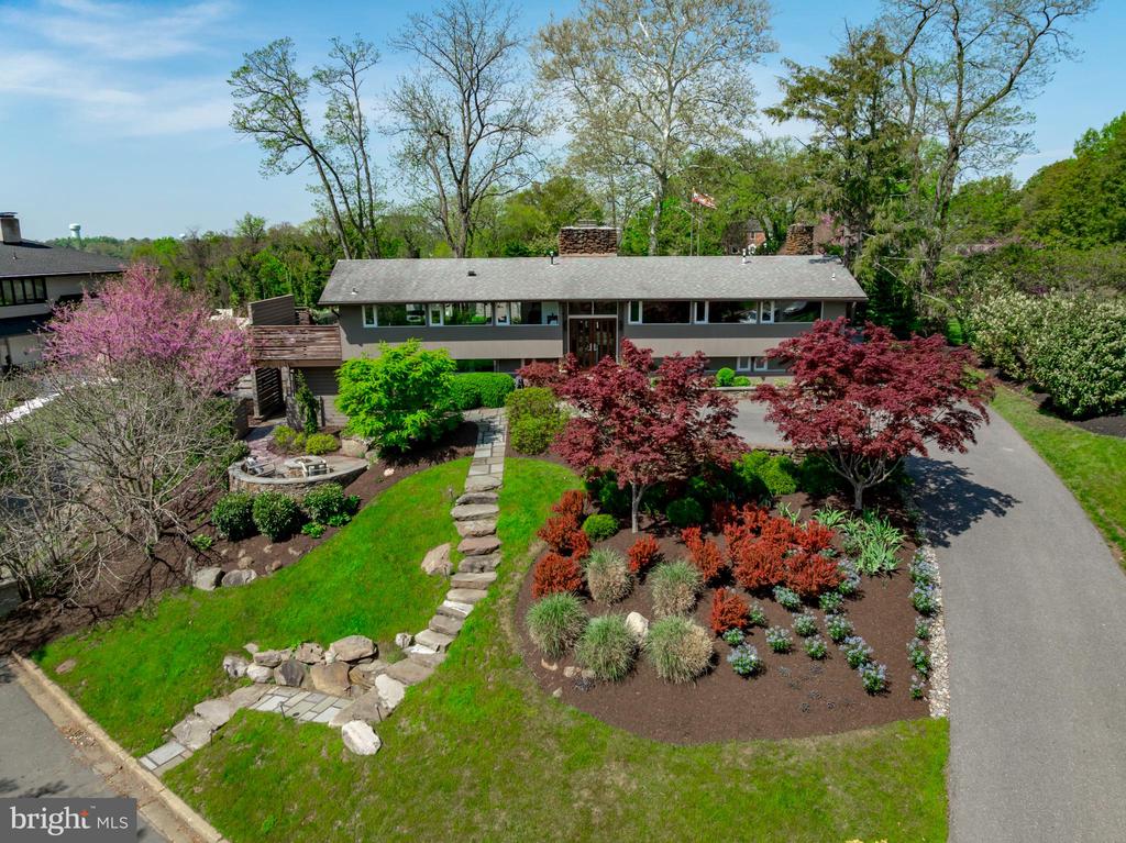 1924 THOMAS DRIVE