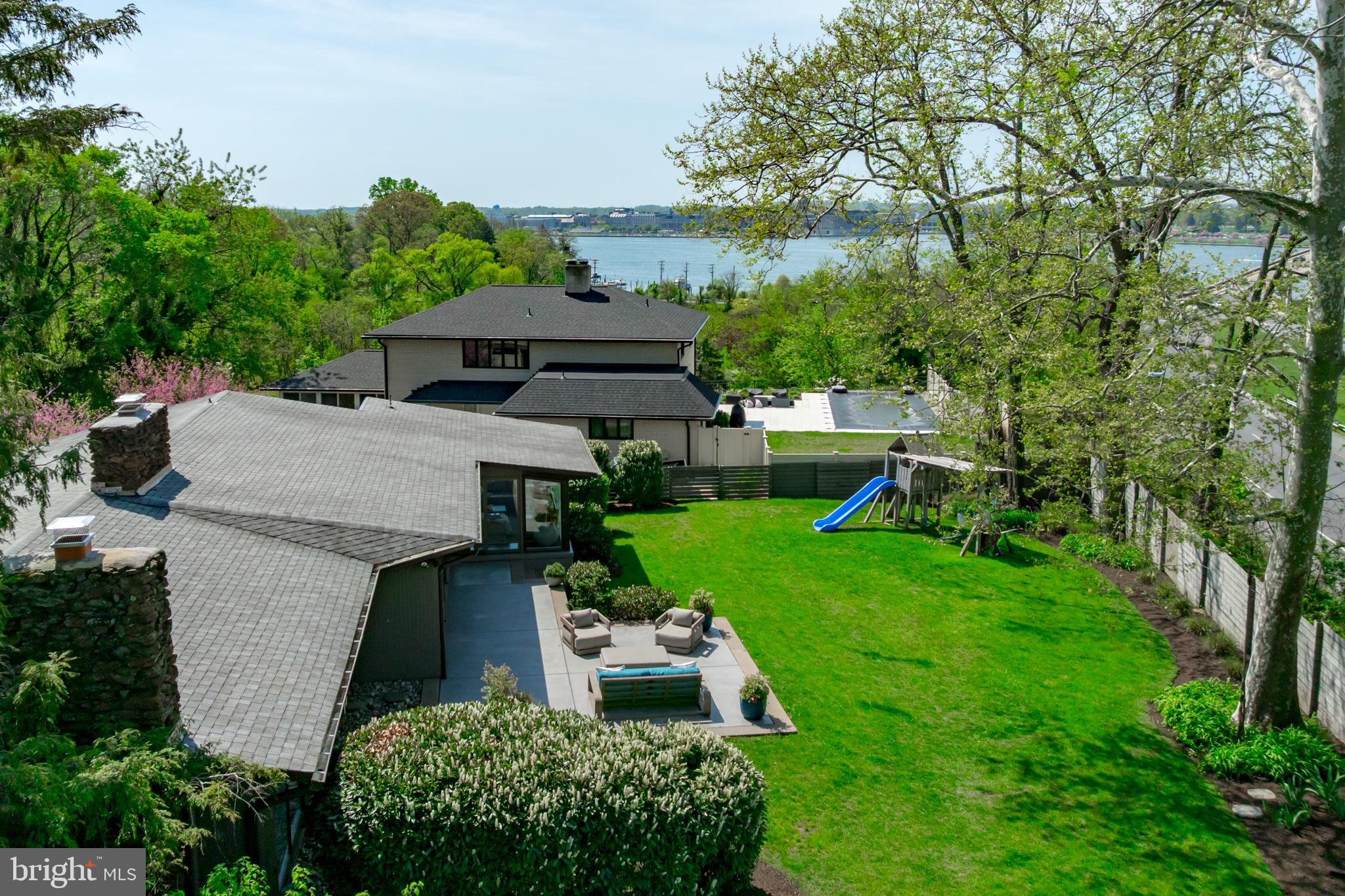 1924 THOMAS DRIVE