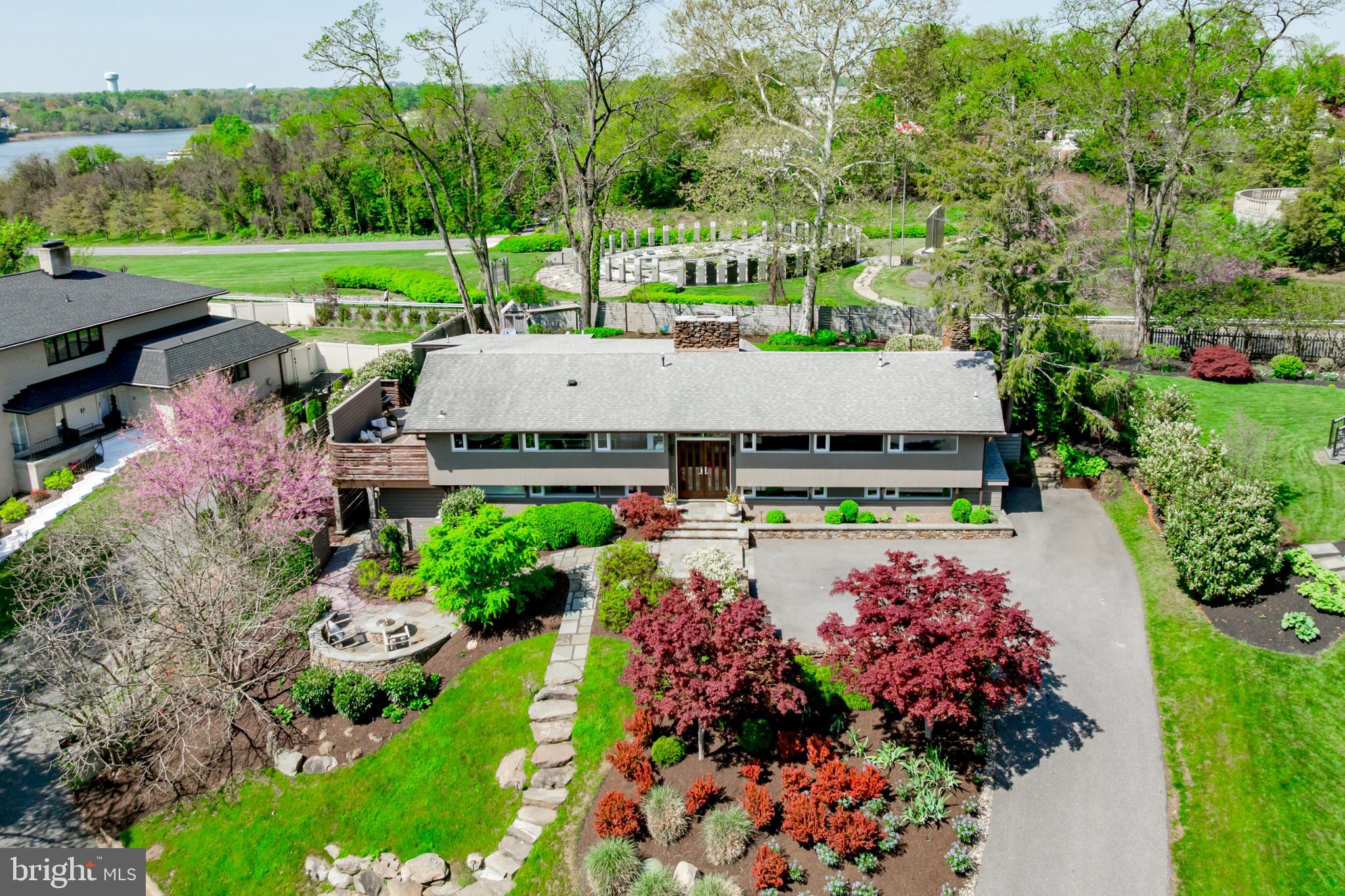 1924 THOMAS DRIVE