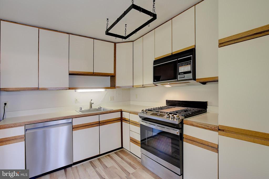756 FAIRVIEW AVENUE Unit: 756 D