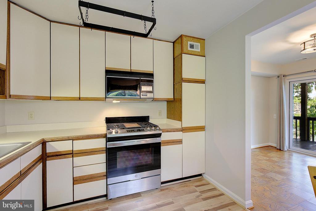 756 FAIRVIEW AVENUE Unit: 756 D