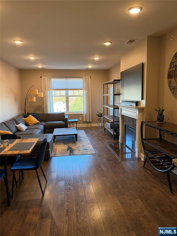 43 Elston Court 303