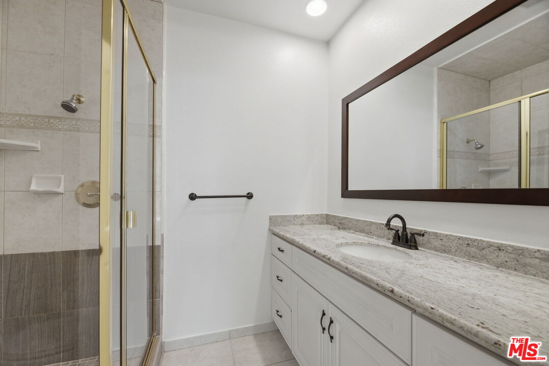 521 Montana Ave Unit: 215
