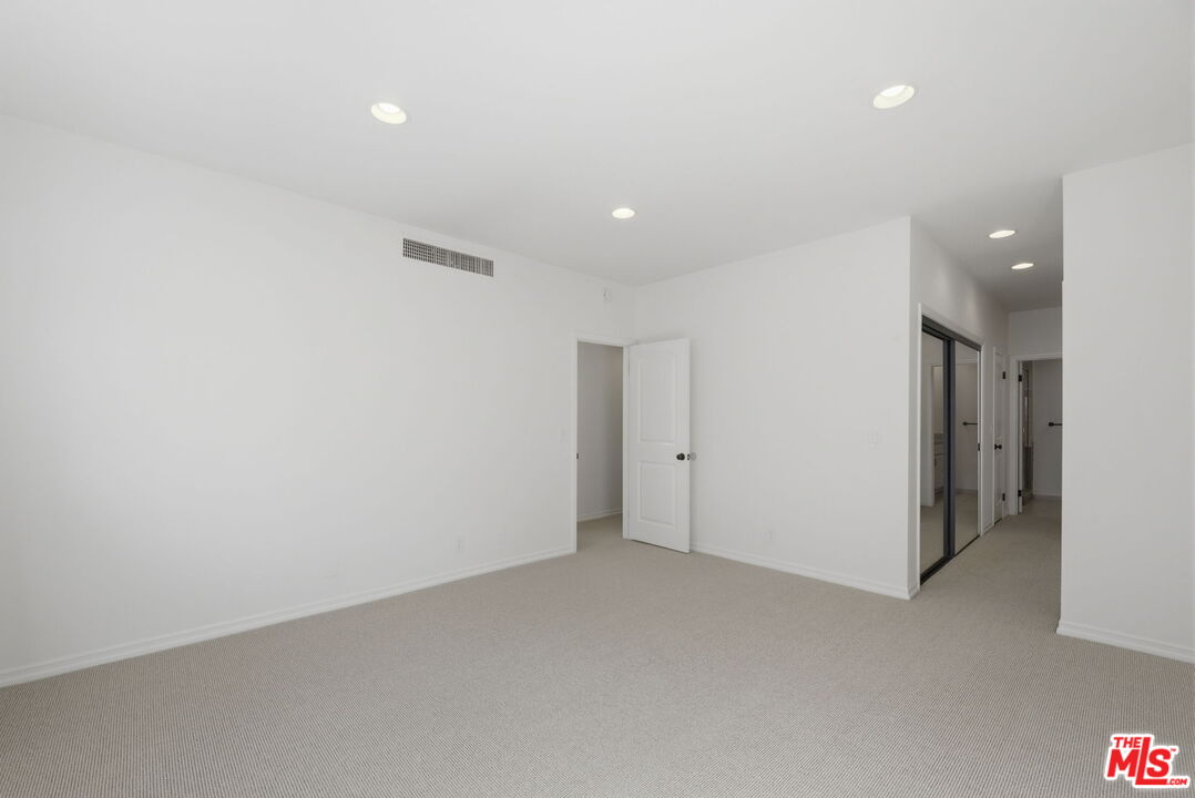 521 Montana Ave Unit: 215