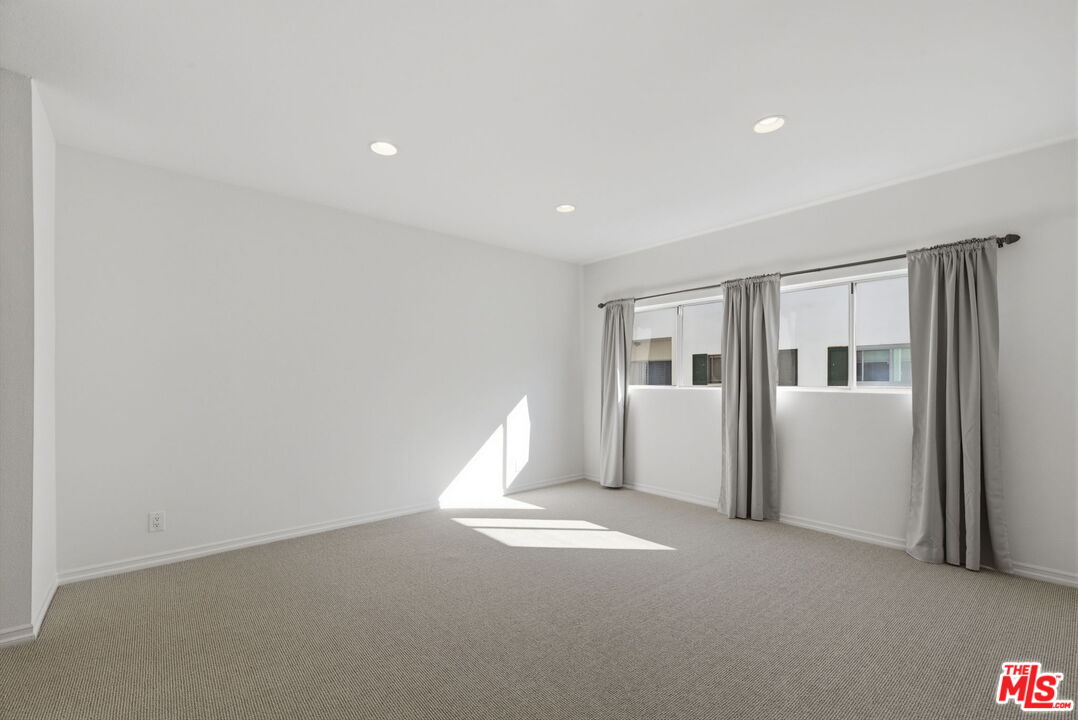 521 Montana Ave Unit: 215