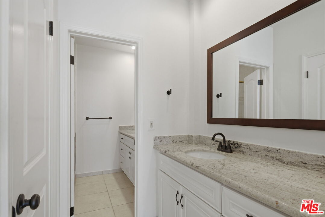 521 Montana Ave Unit: 215