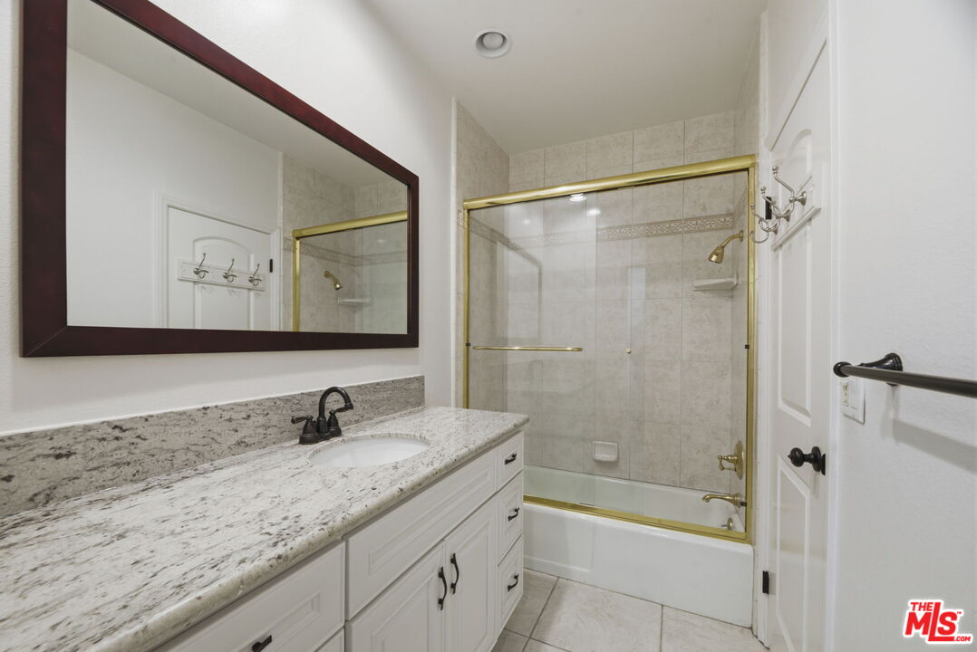 521 Montana Ave Unit: 215