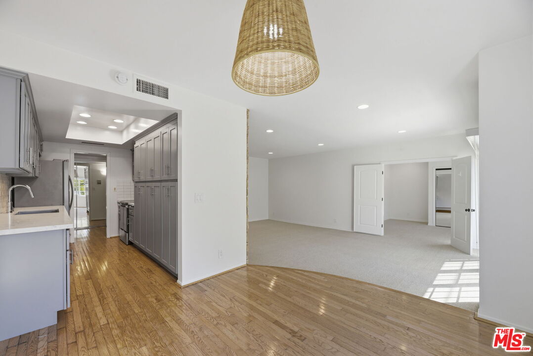 521 Montana Ave Unit: 215