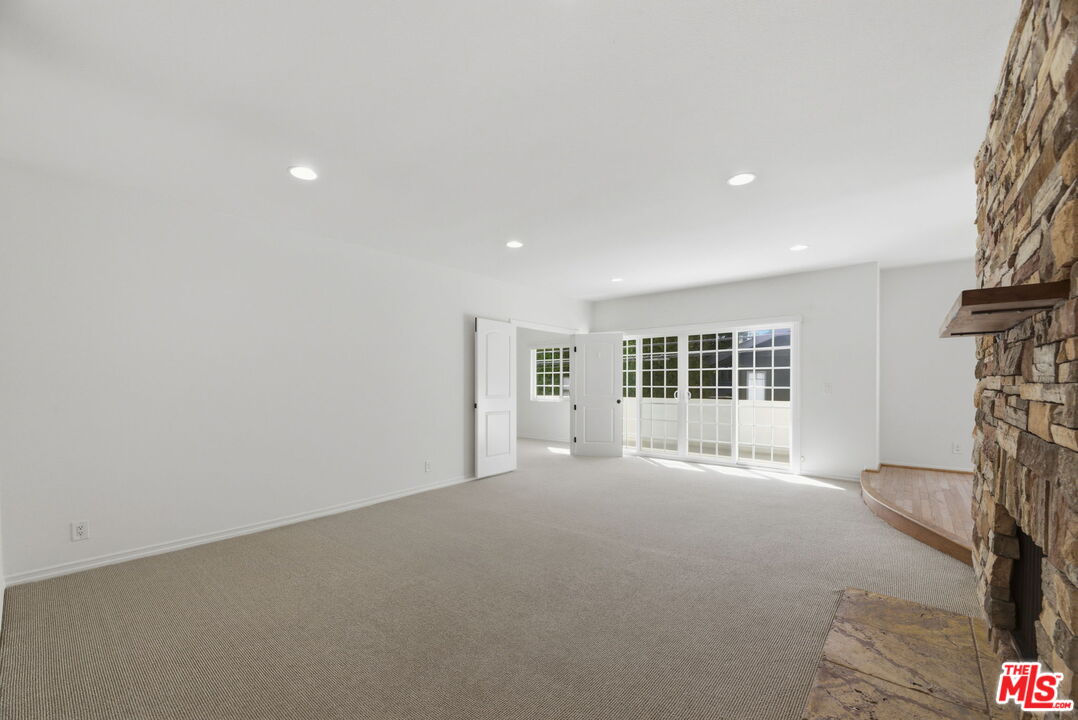 521 Montana Ave Unit: 215