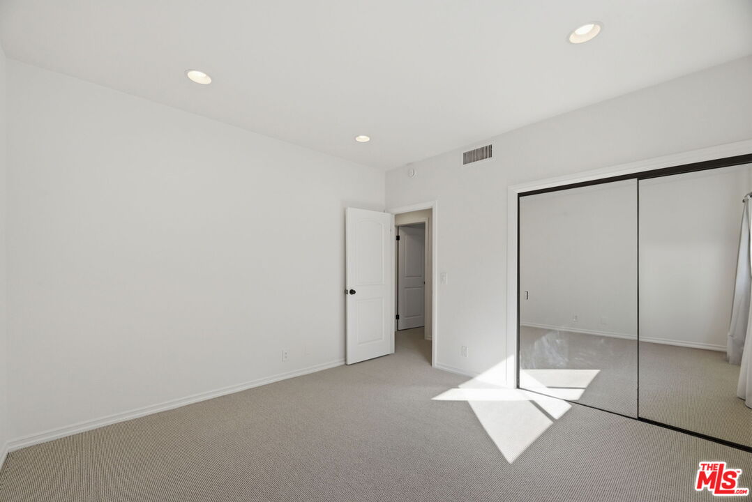 521 Montana Ave Unit: 215