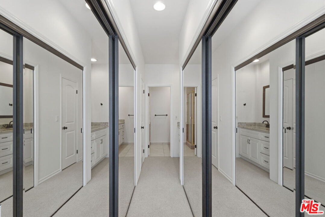 521 Montana Ave Unit: 215