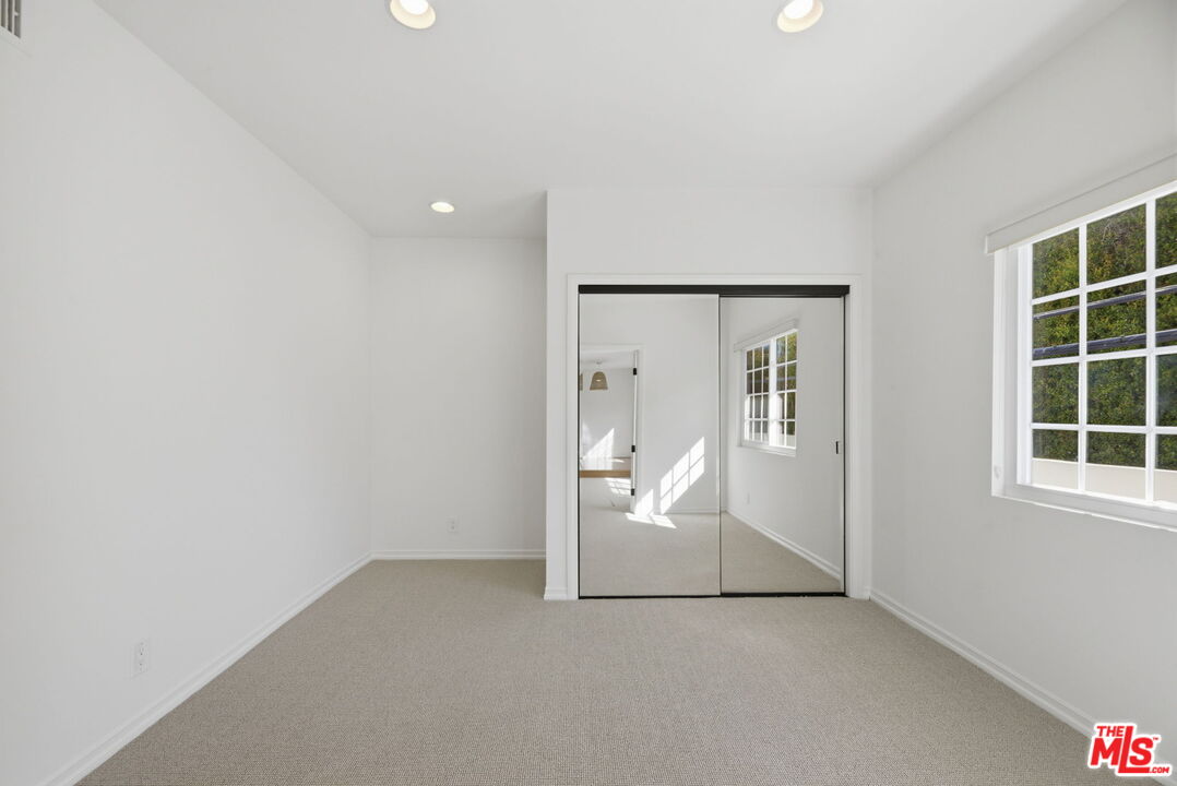 521 Montana Ave Unit: 215