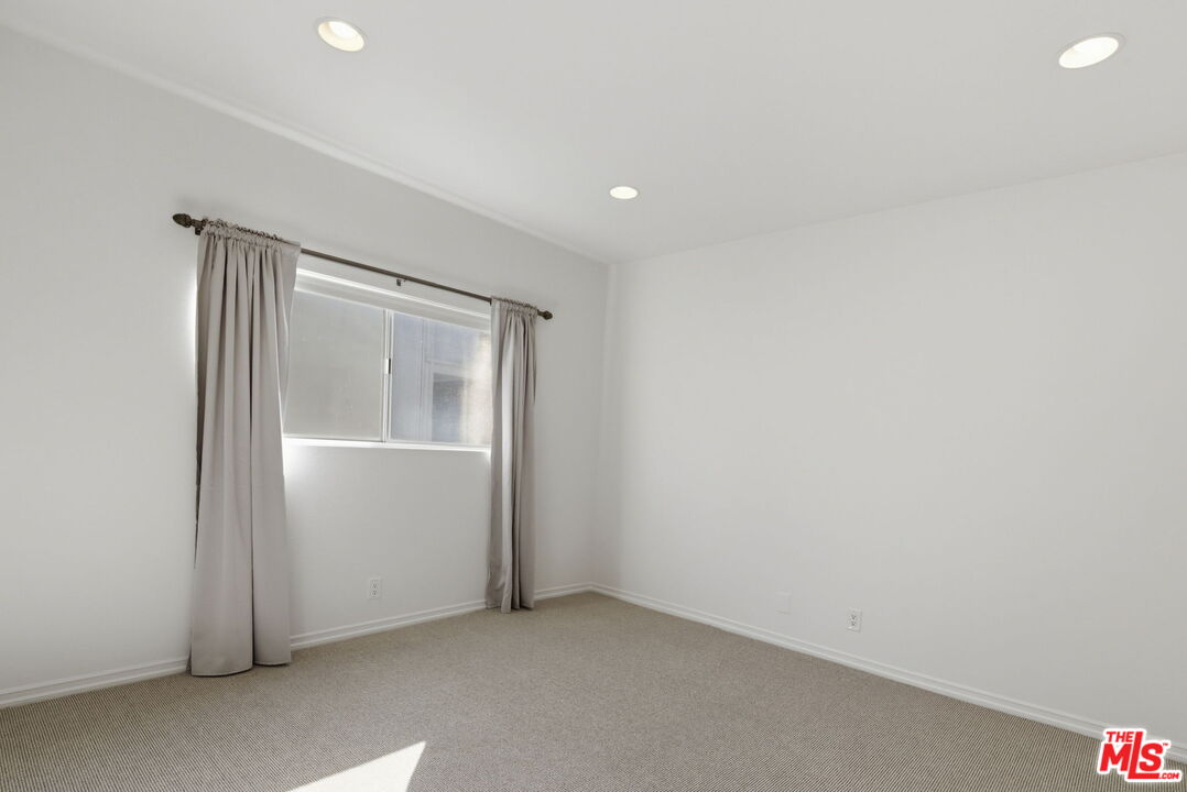 521 Montana Ave Unit: 215