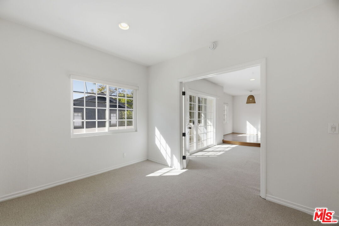 521 Montana Ave Unit: 215