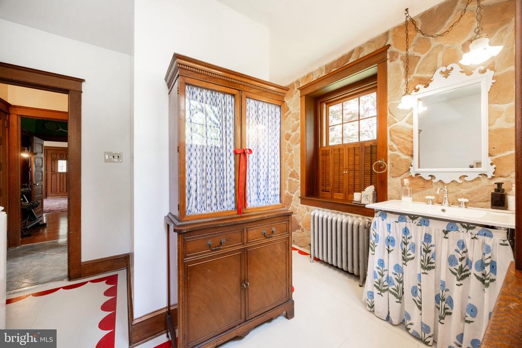 260 W EVERGREEN STREET