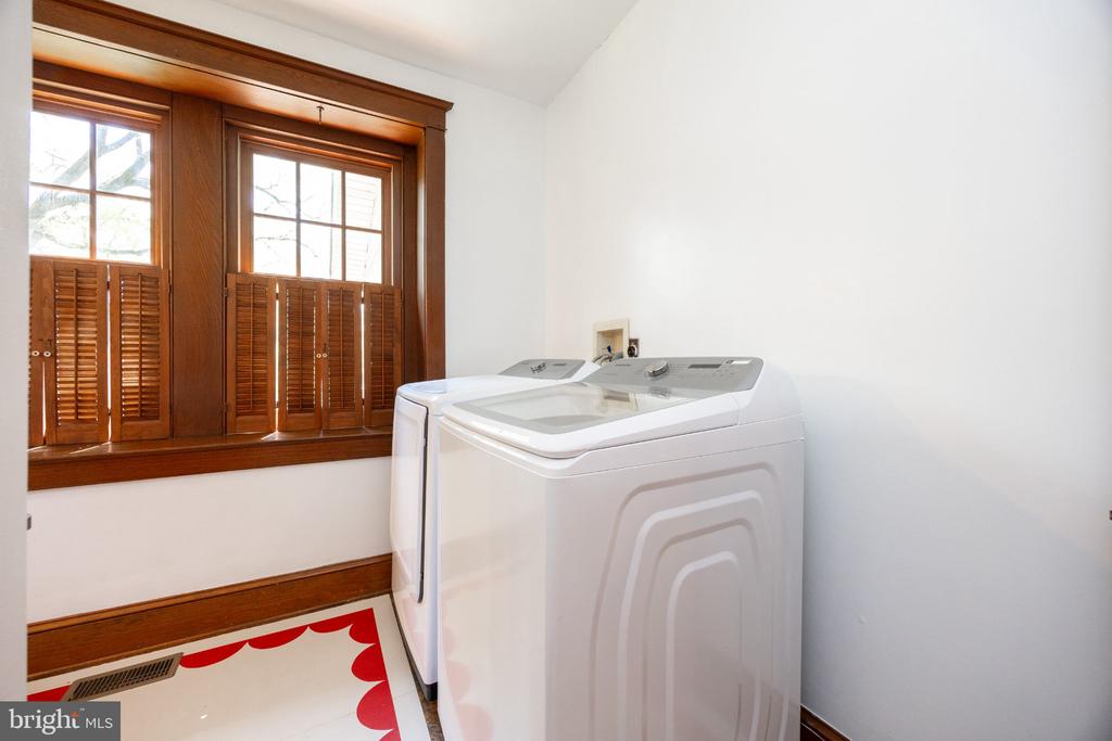 260 W EVERGREEN STREET