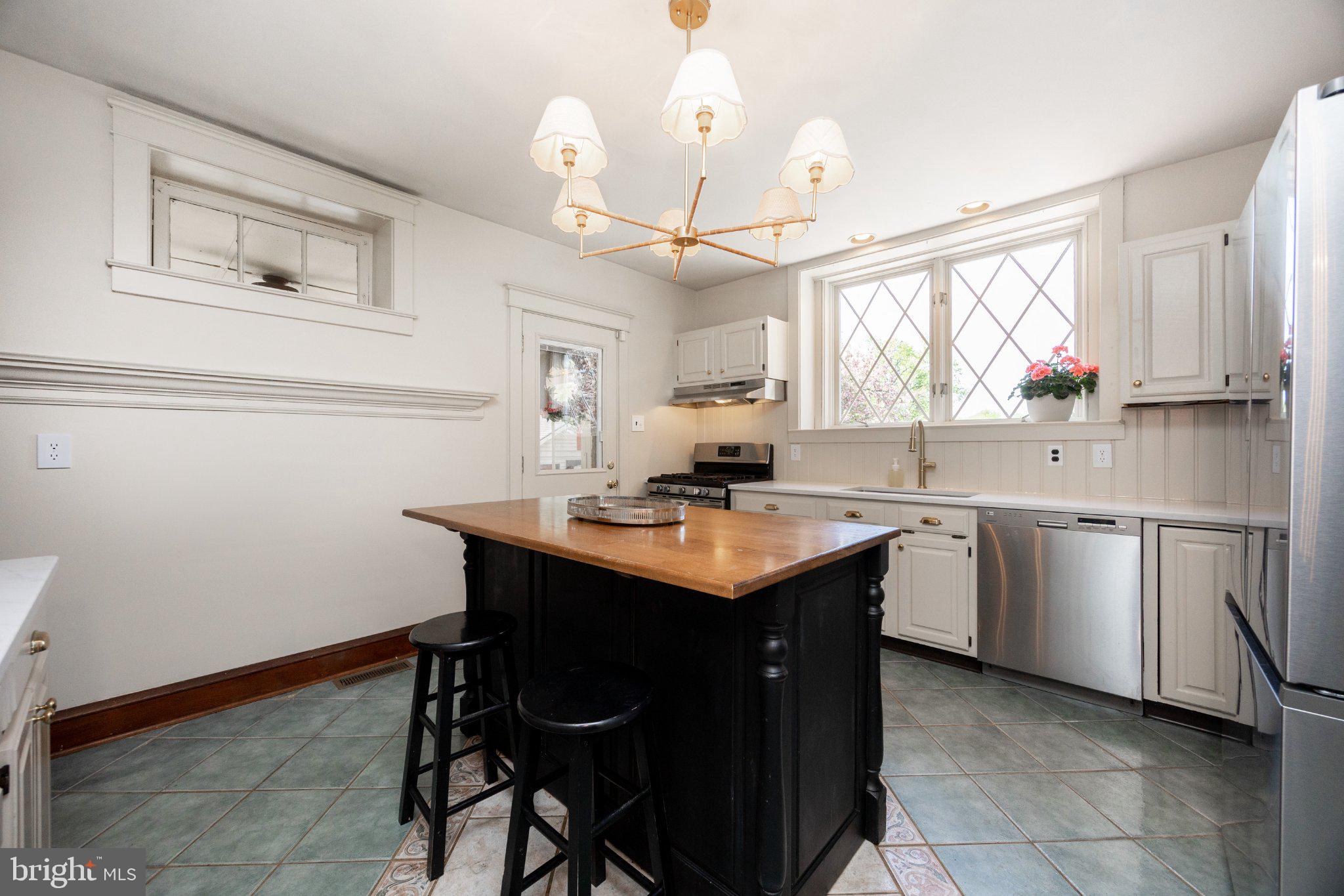 260 W EVERGREEN STREET
