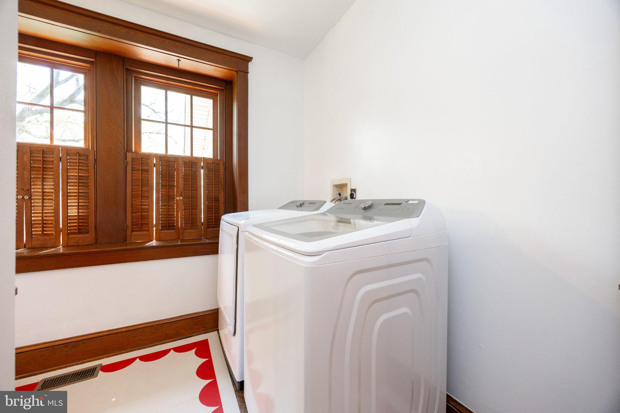 260 W EVERGREEN STREET