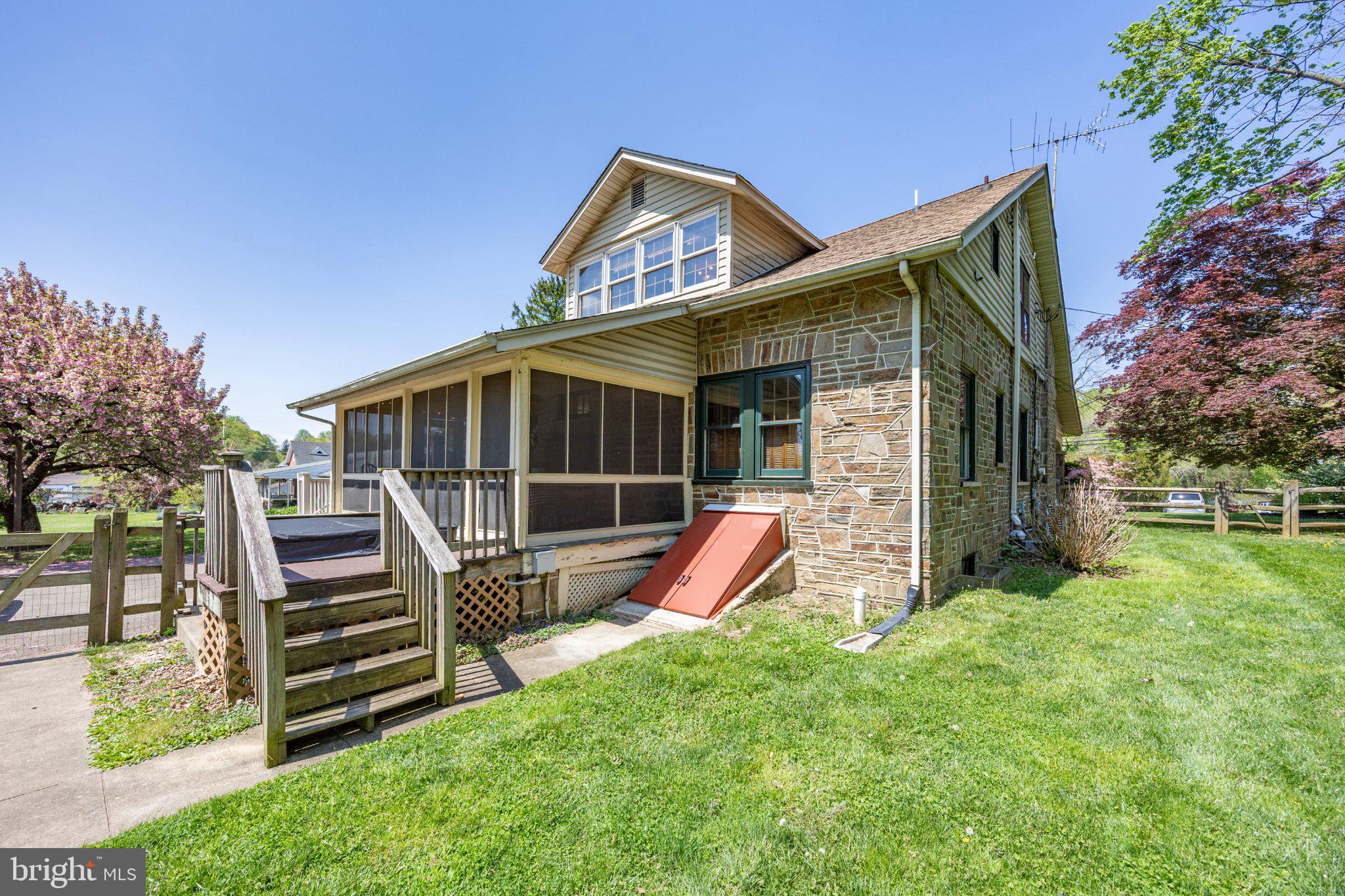 260 W EVERGREEN STREET