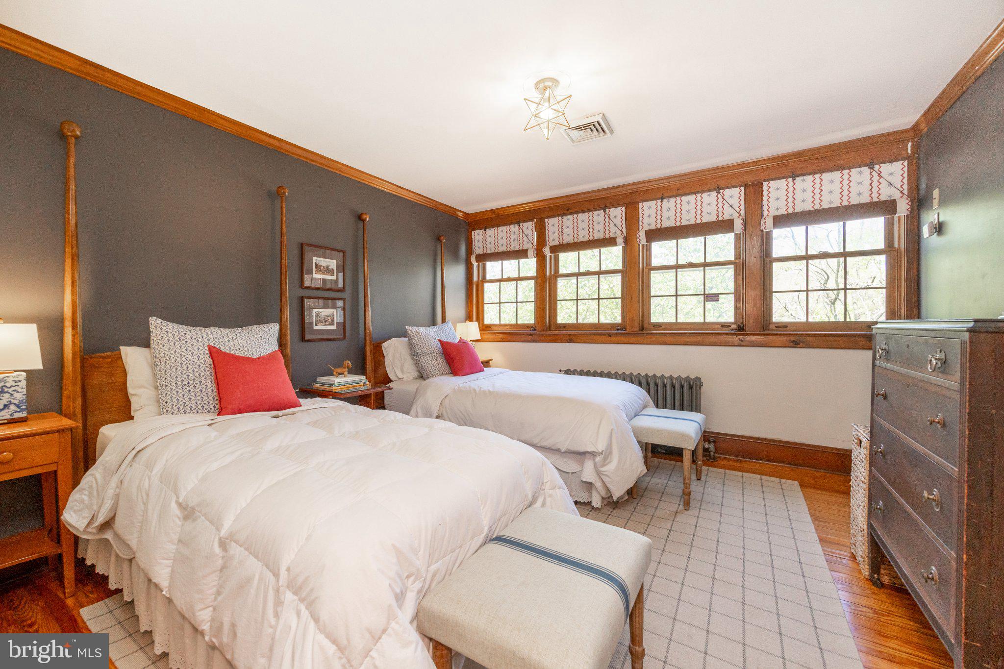 260 W EVERGREEN STREET