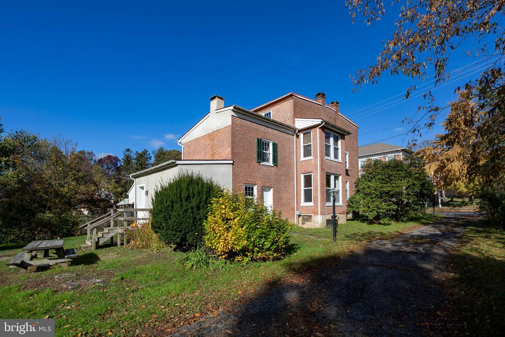 486 W STREET ROAD