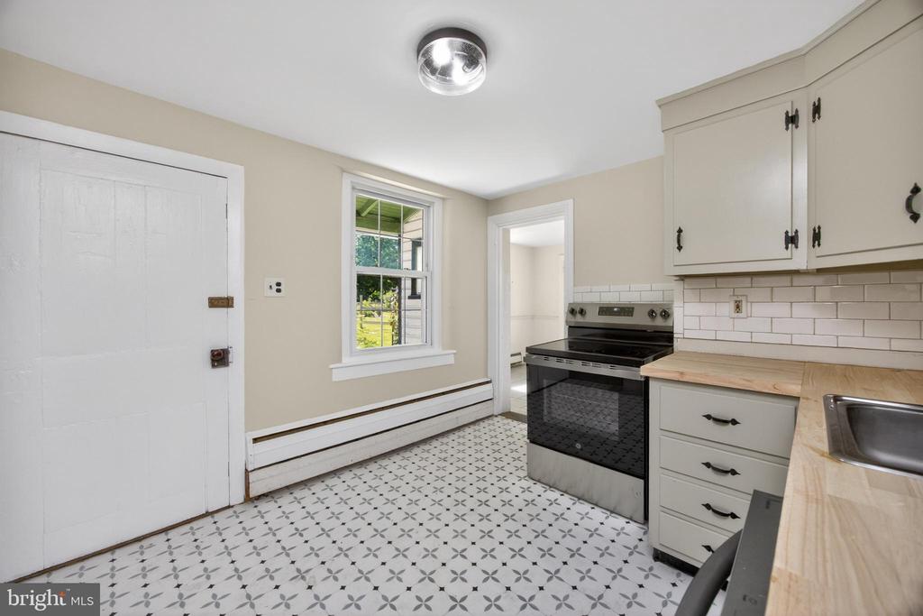 486 W STREET ROAD