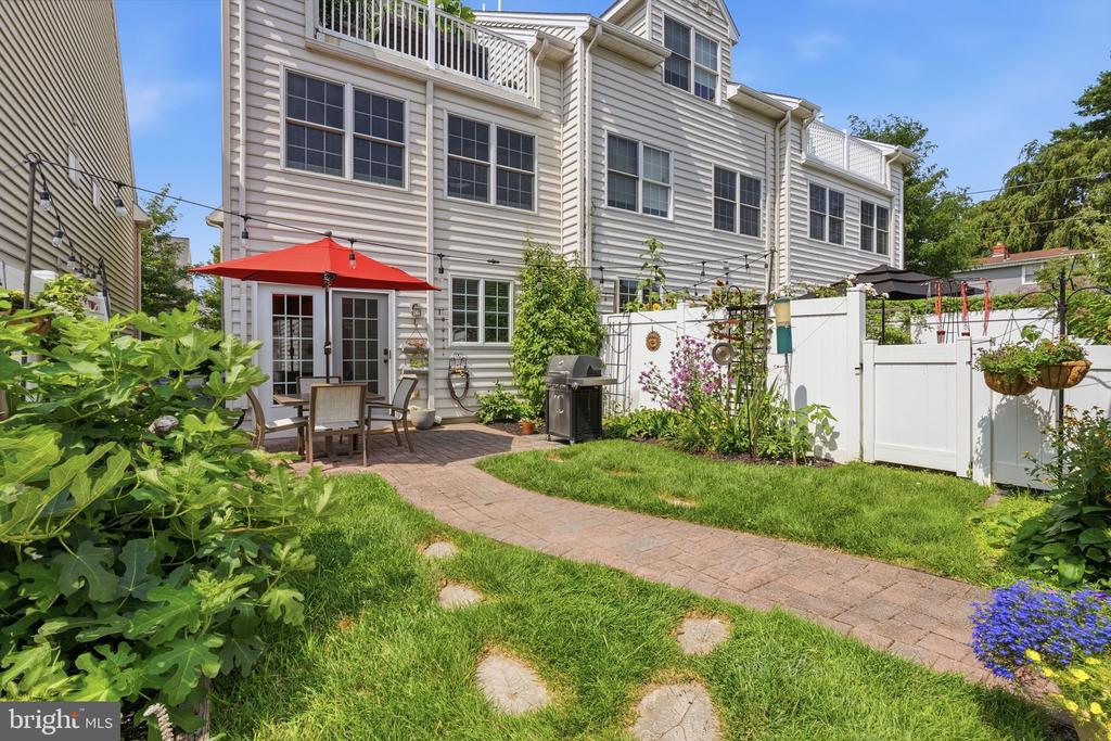 604 MAGNOLIA COURT