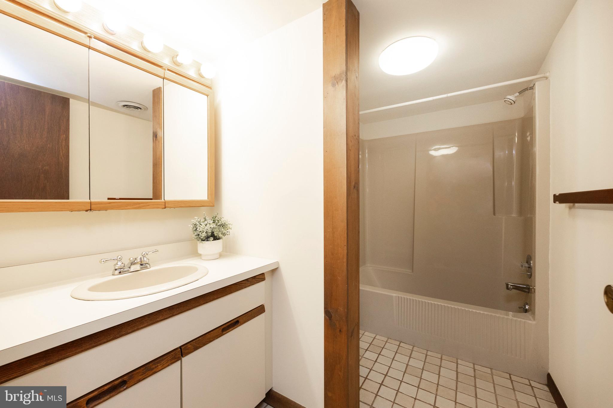 33 RINGFIELD ROAD Unit: 33