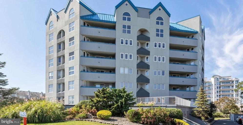 300 OCEAN AVENUE N 1C