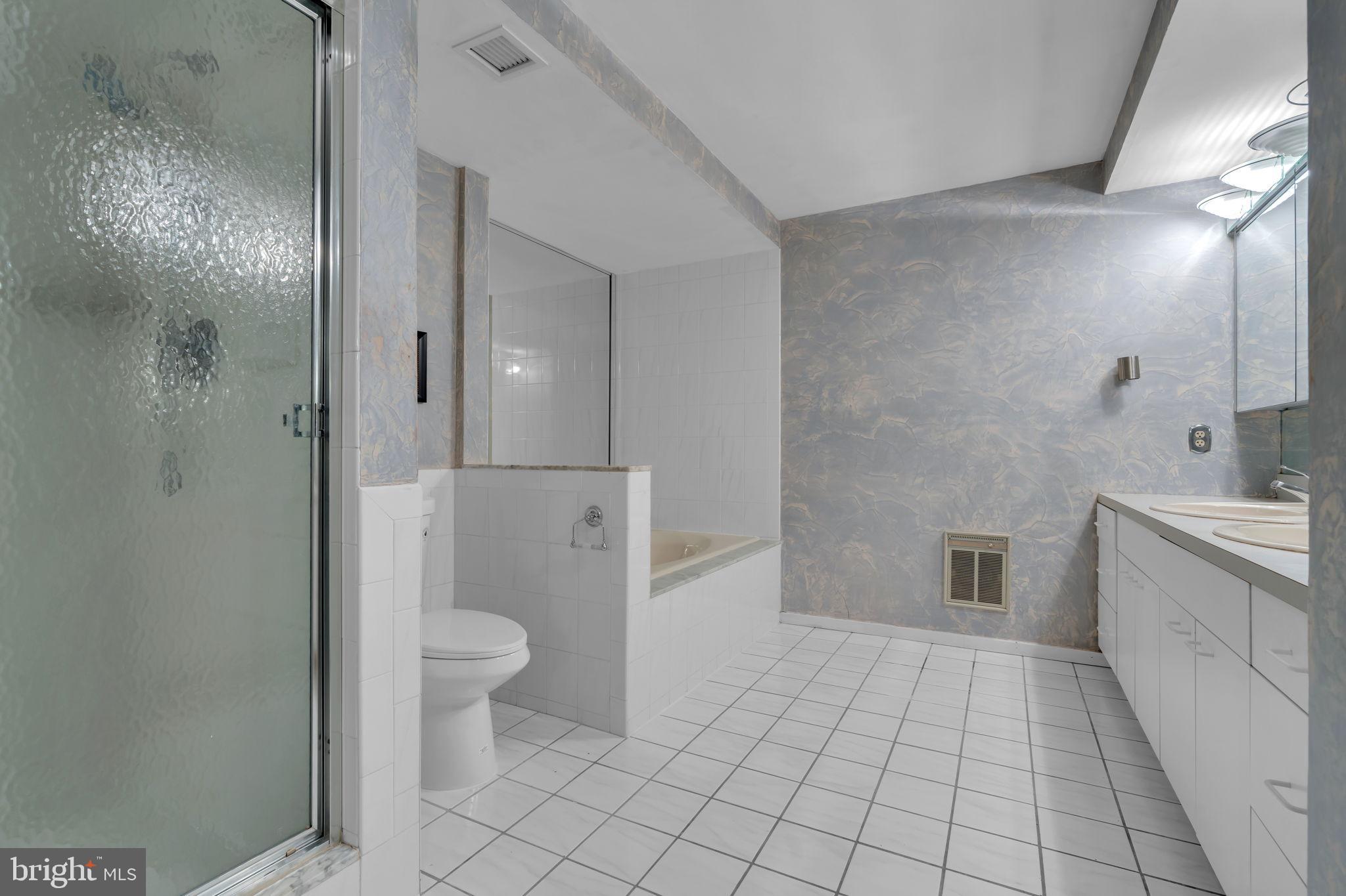 300 OCEAN AVENUE N 1C