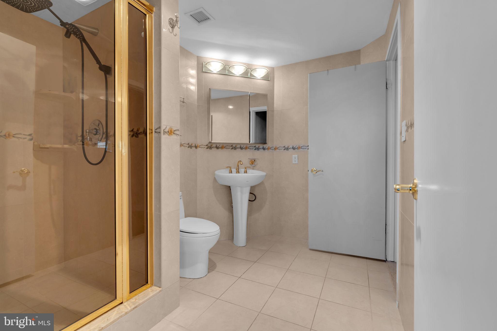 300 OCEAN AVENUE N 1C