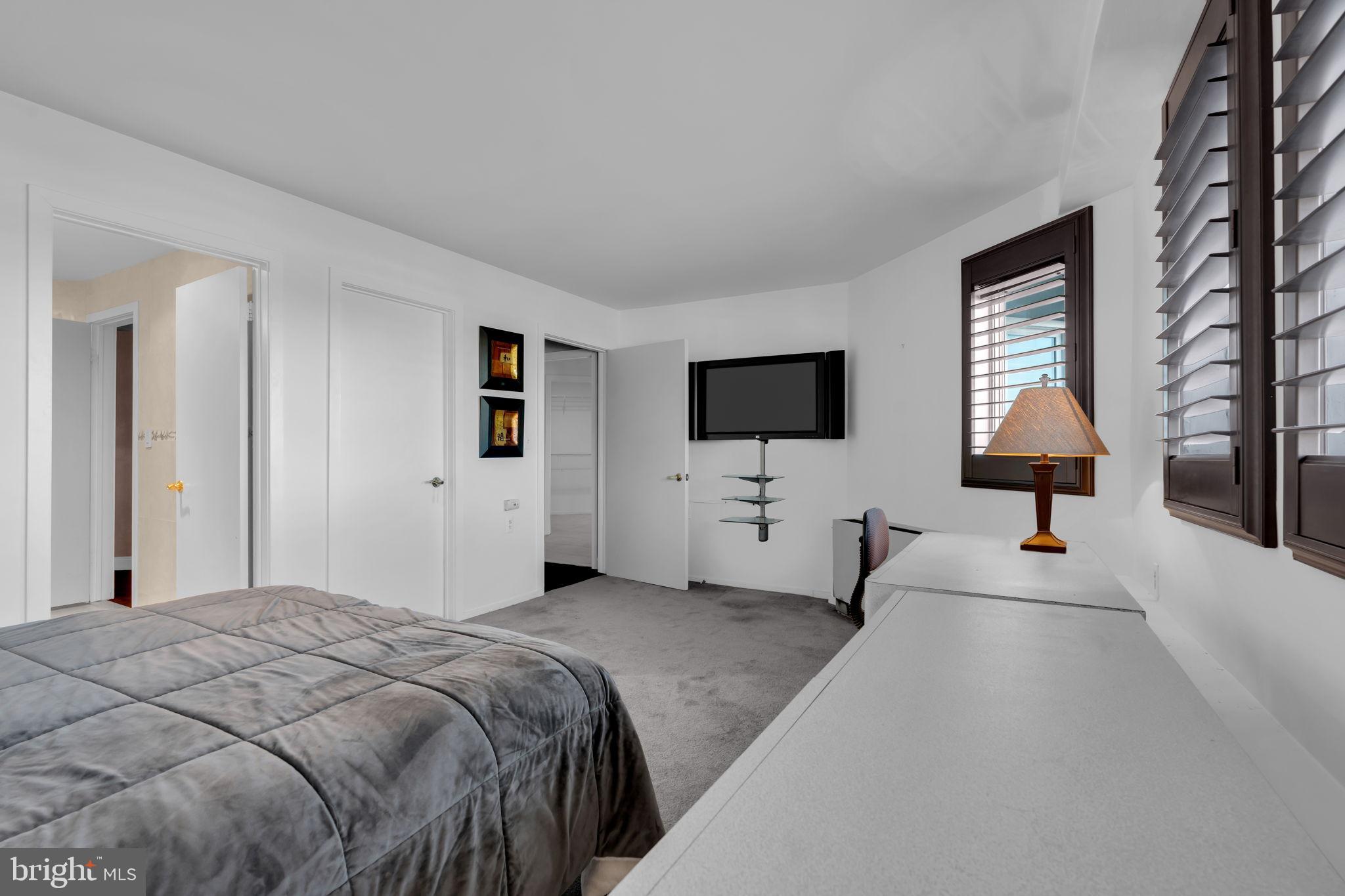 300 OCEAN AVENUE N 1C