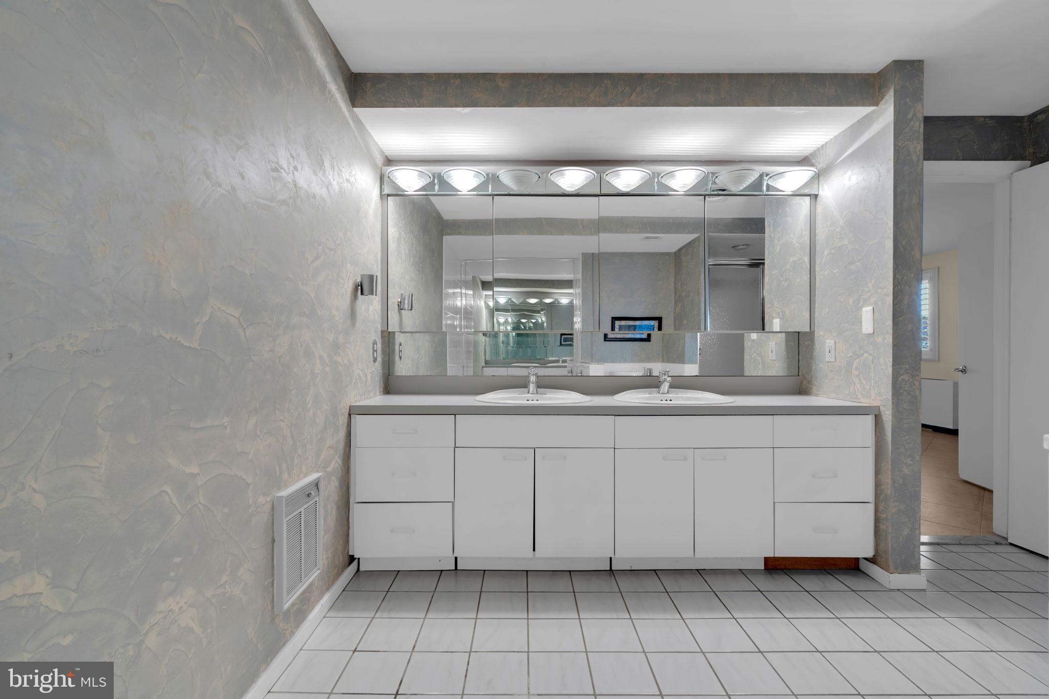 300 OCEAN AVENUE N 1C